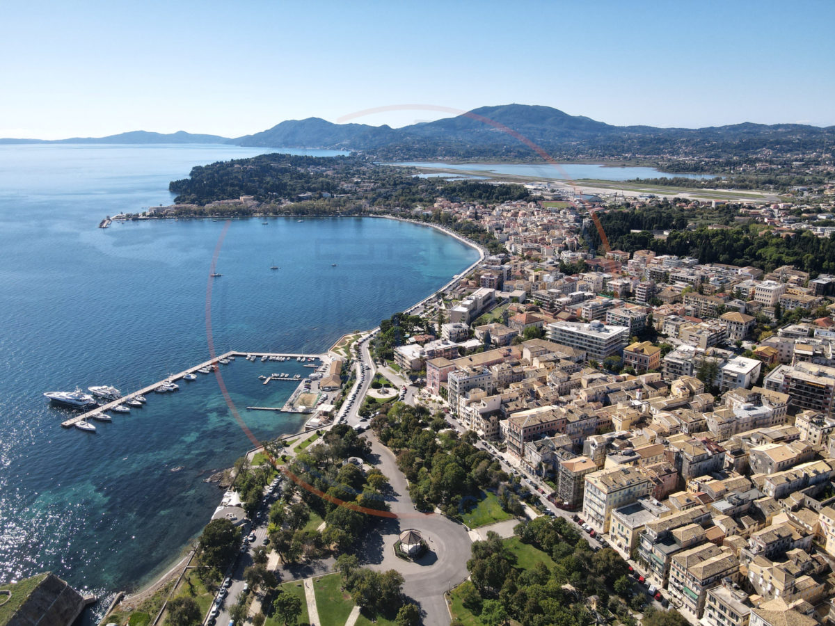 Uitzicht over het vliegveld van Corfu